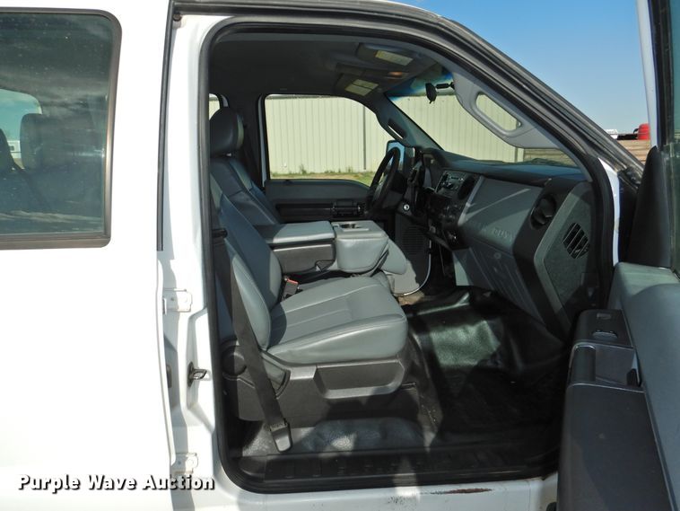 image for item GN9820 2015 Ford F350 Super Duty  Crew Cab pickup truck