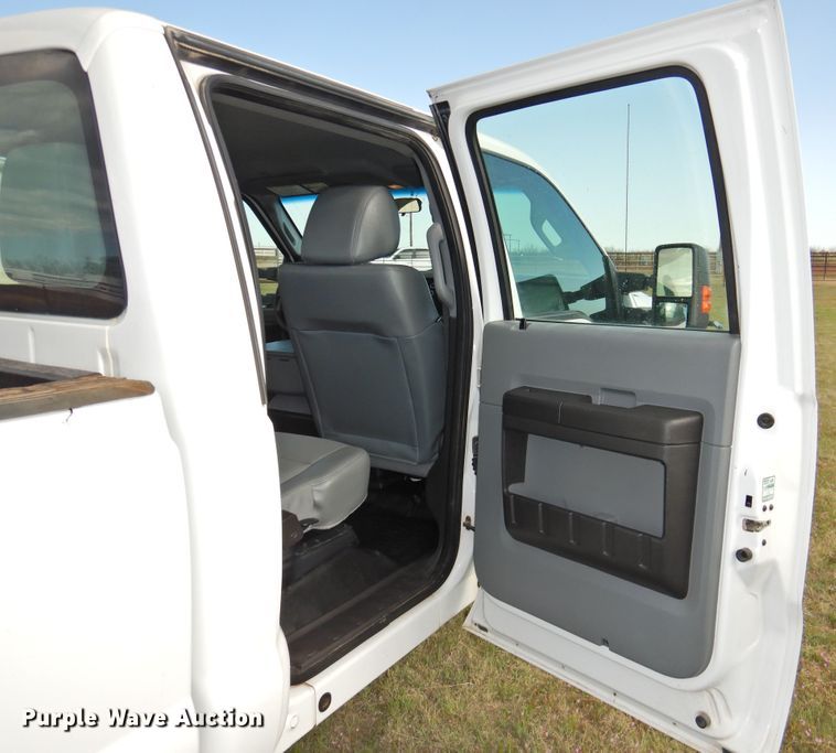 image for item GN9820 2015 Ford F350 Super Duty  Crew Cab pickup truck