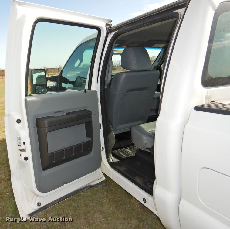 image for item GN9820 2015 Ford F350 Super Duty  Crew Cab pickup truck