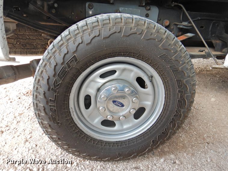 image for item GN9820 2015 Ford F350 Super Duty  Crew Cab pickup truck