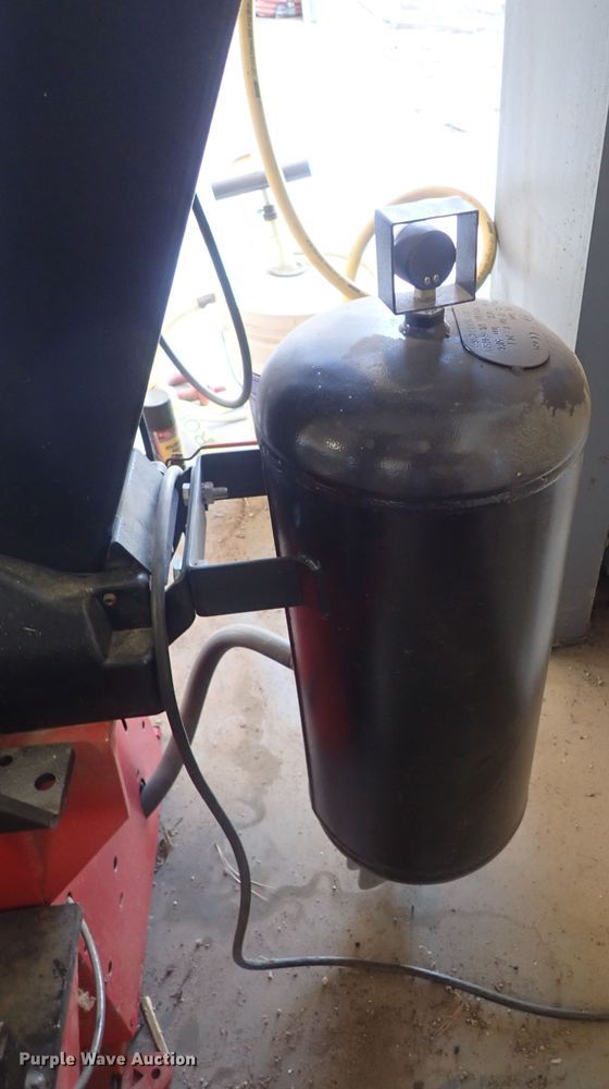 image for item GR9089 Snap-On EEWH311C tire machine