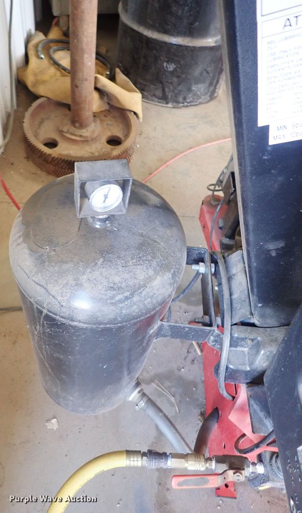 image for item GR9089 Snap-On EEWH311C tire machine