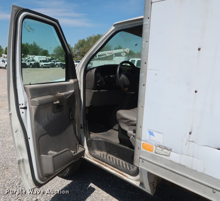 image for item GS9857 2002 Ford Econoline E350 Super Duty box truck