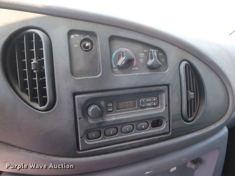 image for item GS9857 2002 Ford Econoline E350 Super Duty box truck