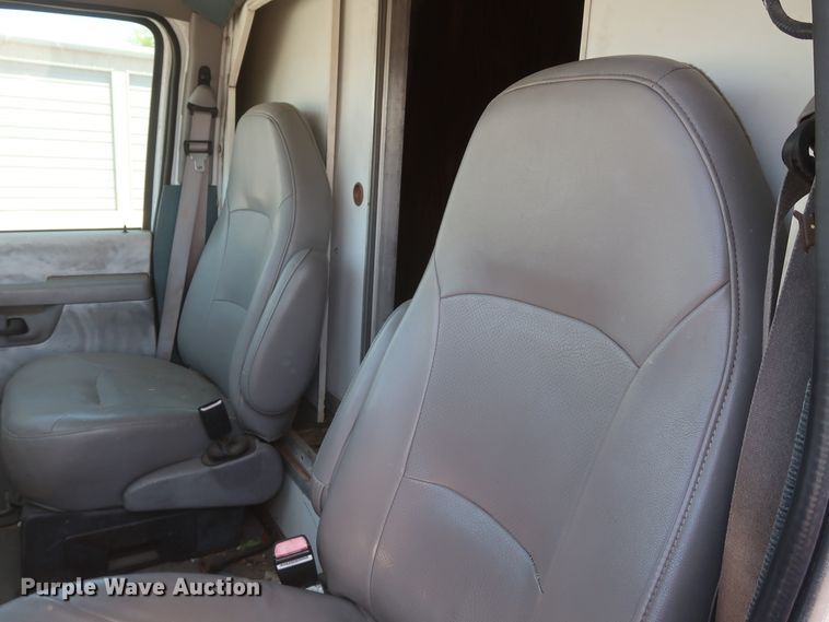 image for item GS9857 2002 Ford Econoline E350 Super Duty box truck