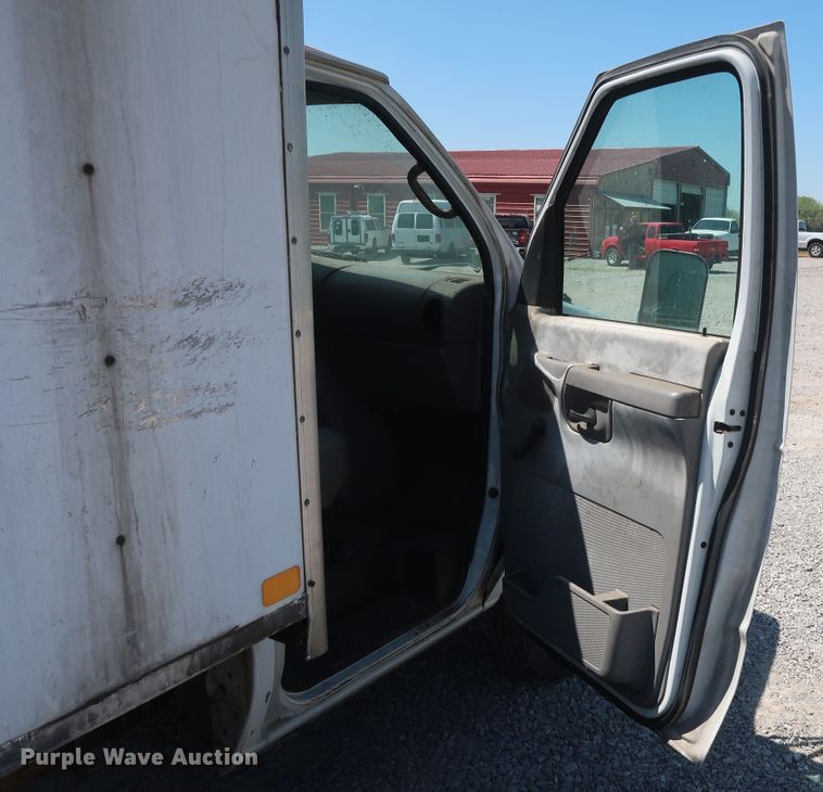 image for item GS9857 2002 Ford Econoline E350 Super Duty box truck