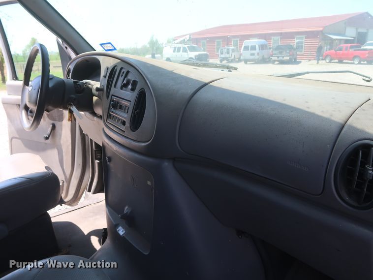 image for item GS9857 2002 Ford Econoline E350 Super Duty box truck