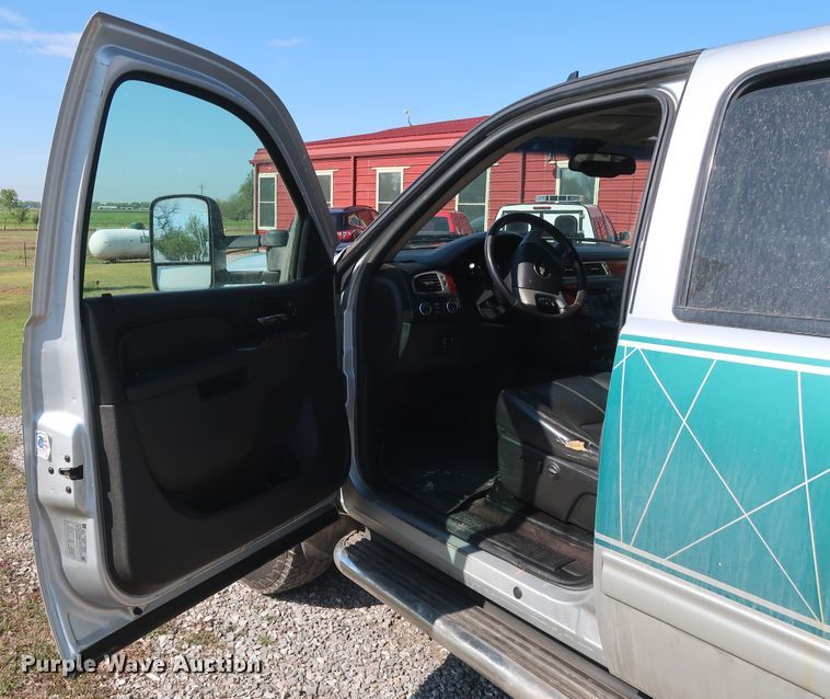 image for item GS9874 2011 Chevrolet Silverado 2500HD  Crew Cab utility bed pickup truck