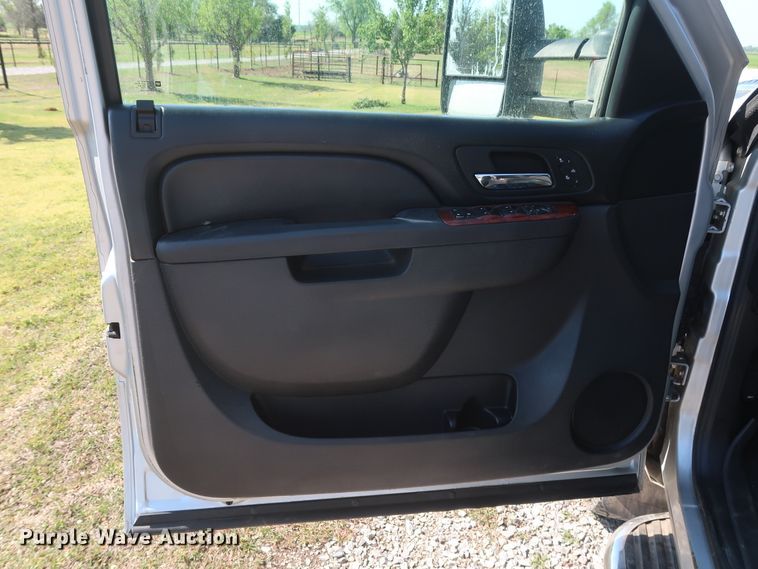 image for item GS9874 2011 Chevrolet Silverado 2500HD  Crew Cab utility bed pickup truck