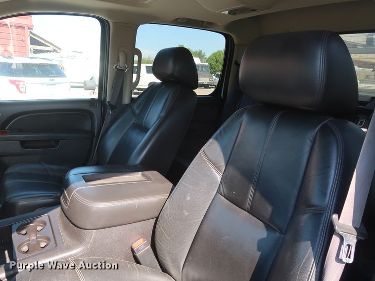 image for item GS9874 2011 Chevrolet Silverado 2500HD  Crew Cab utility bed pickup truck