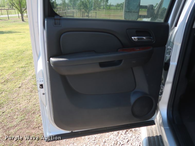 image for item GS9874 2011 Chevrolet Silverado 2500HD  Crew Cab utility bed pickup truck