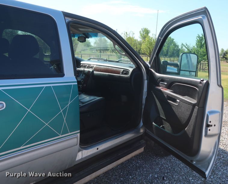 image for item GS9874 2011 Chevrolet Silverado 2500HD  Crew Cab utility bed pickup truck