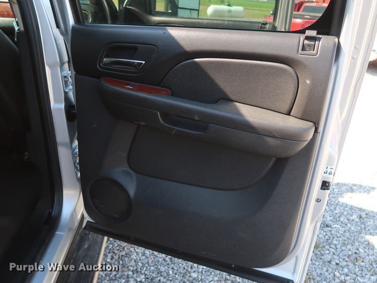 image for item GS9874 2011 Chevrolet Silverado 2500HD  Crew Cab utility bed pickup truck