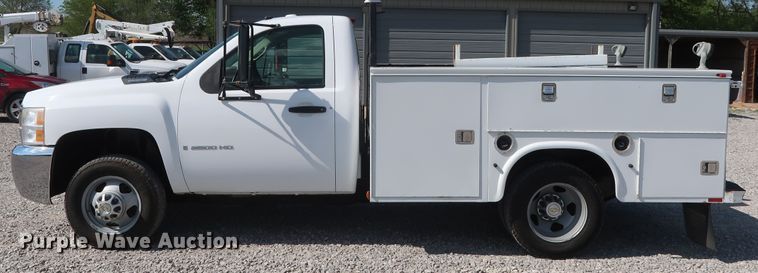 image for item GS9891 2009 Chevrolet Silverado 3500HD  utility bed pickup truck