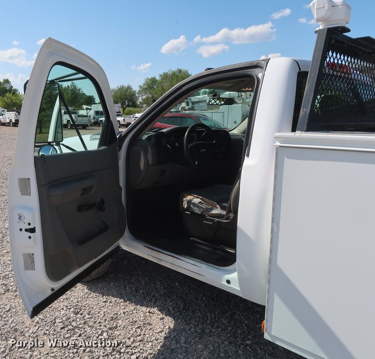 image for item GS9891 2009 Chevrolet Silverado 3500HD  utility bed pickup truck