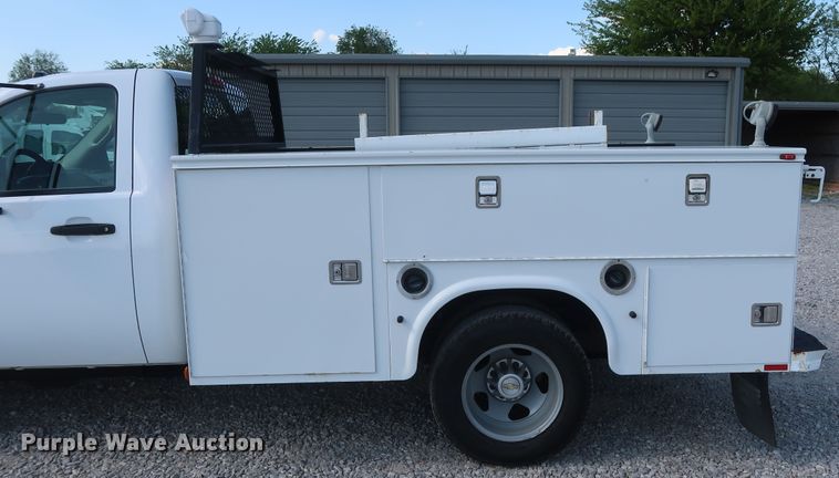 image for item GS9891 2009 Chevrolet Silverado 3500HD  utility bed pickup truck