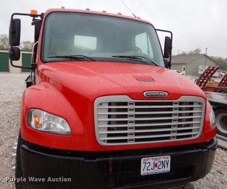 image for item GU9969 2005 Freightliner Business Class M2 flatbed truck