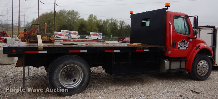 image for item GU9969 2005 Freightliner Business Class M2 flatbed truck