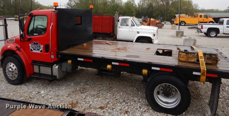 image for item GU9969 2005 Freightliner Business Class M2 flatbed truck
