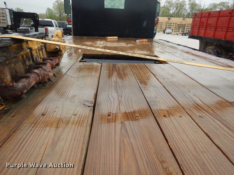 image for item GU9969 2005 Freightliner Business Class M2 flatbed truck