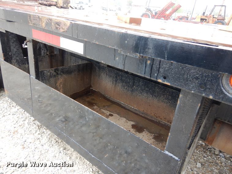 image for item GU9969 2005 Freightliner Business Class M2 flatbed truck