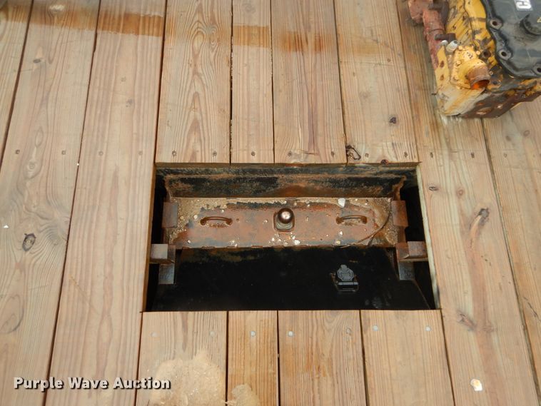 image for item GU9969 2005 Freightliner Business Class M2 flatbed truck