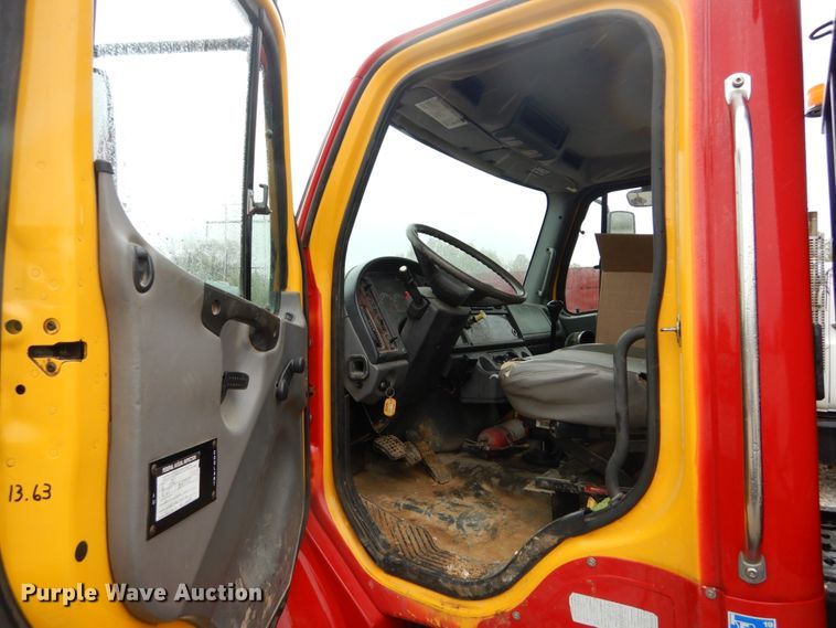 image for item GU9969 2005 Freightliner Business Class M2 flatbed truck