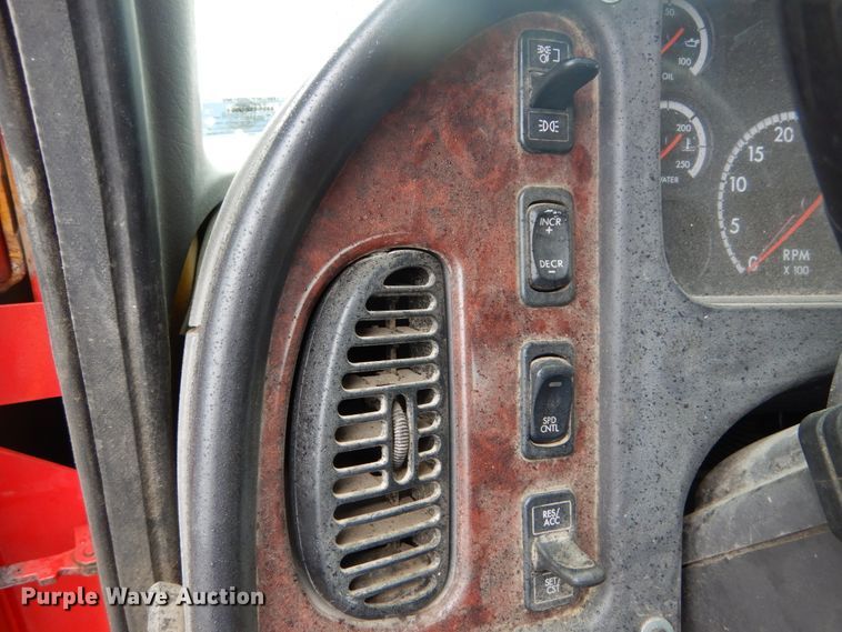 image for item GU9969 2005 Freightliner Business Class M2 flatbed truck