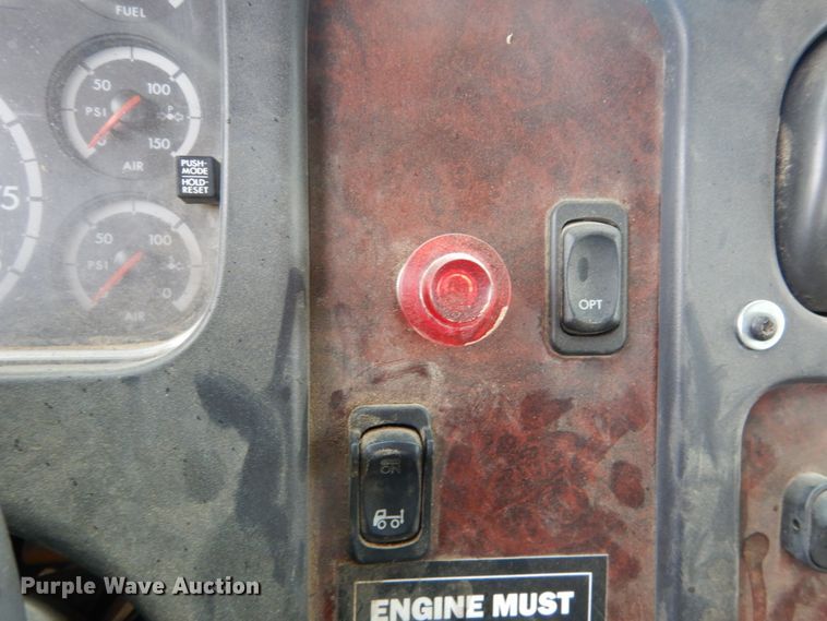 image for item GU9969 2005 Freightliner Business Class M2 flatbed truck