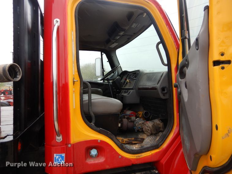 image for item GU9969 2005 Freightliner Business Class M2 flatbed truck