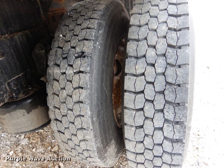 image for item GU9969 2005 Freightliner Business Class M2 flatbed truck