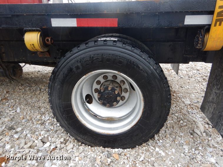 image for item GU9969 2005 Freightliner Business Class M2 flatbed truck