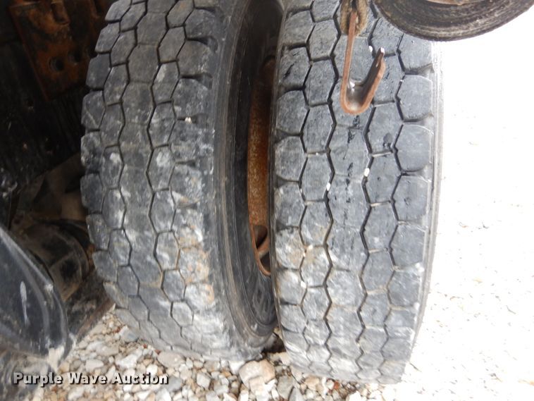 image for item GU9969 2005 Freightliner Business Class M2 flatbed truck