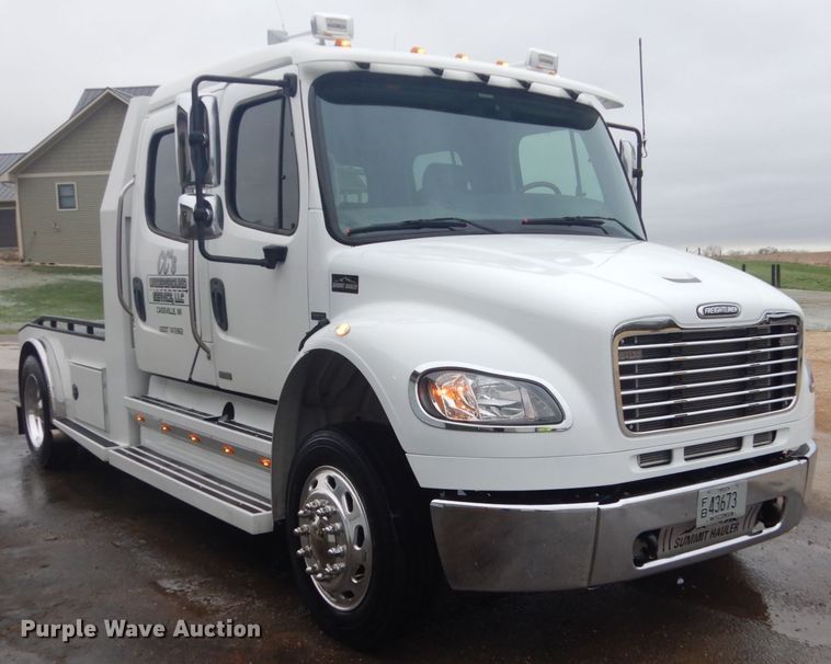 2007 Freightliner Business Class M2 106 Crew Cab flatbed truck in