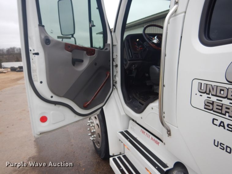 image for item GW9797 2007 Freightliner Business Class M2 106 Crew Cab flatbed truck