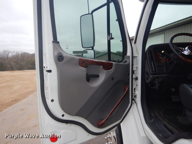 image for item GW9797 2007 Freightliner Business Class M2 106 Crew Cab flatbed truck