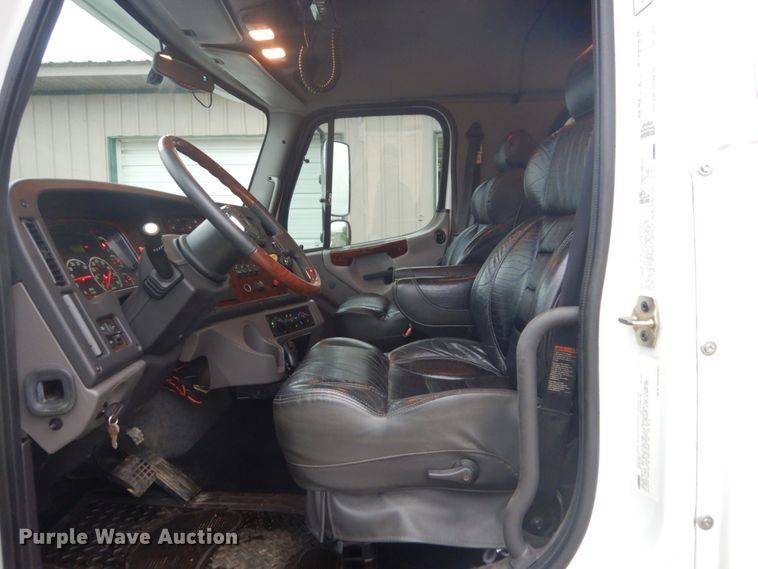 image for item GW9797 2007 Freightliner Business Class M2 106 Crew Cab flatbed truck