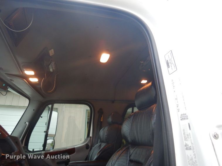 image for item GW9797 2007 Freightliner Business Class M2 106 Crew Cab flatbed truck