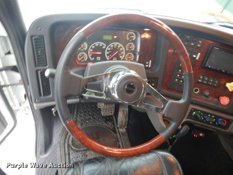 image for item GW9797 2007 Freightliner Business Class M2 106 Crew Cab flatbed truck