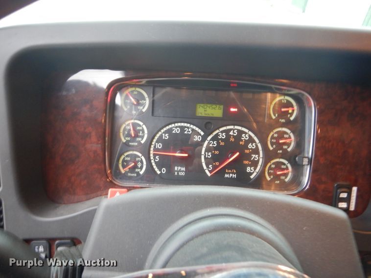 image for item GW9797 2007 Freightliner Business Class M2 106 Crew Cab flatbed truck