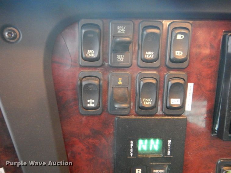 image for item GW9797 2007 Freightliner Business Class M2 106 Crew Cab flatbed truck