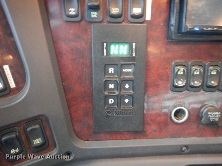 image for item GW9797 2007 Freightliner Business Class M2 106 Crew Cab flatbed truck