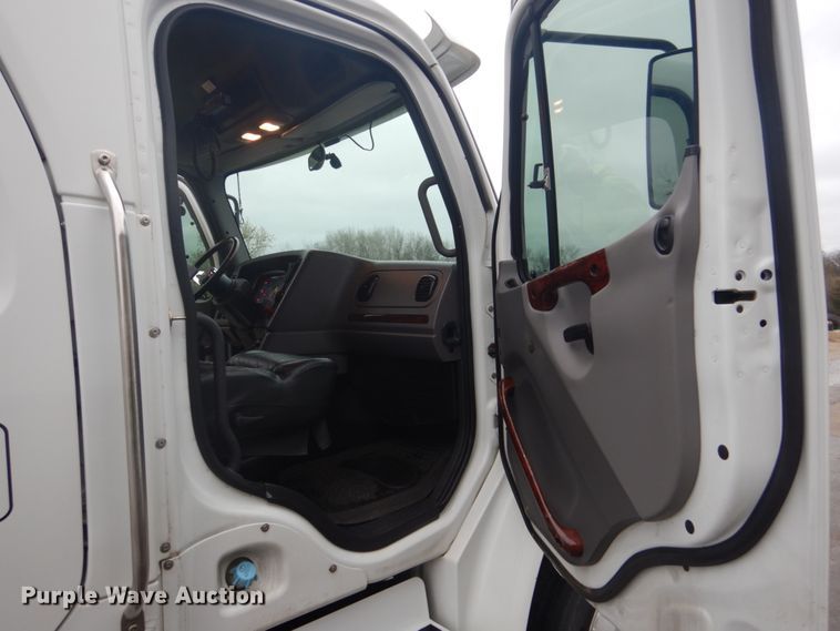 image for item GW9797 2007 Freightliner Business Class M2 106 Crew Cab flatbed truck