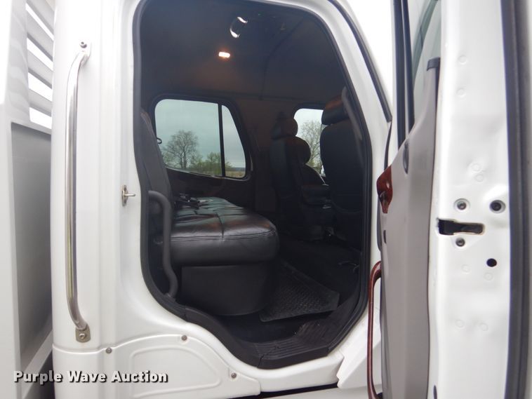 image for item GW9797 2007 Freightliner Business Class M2 106 Crew Cab flatbed truck