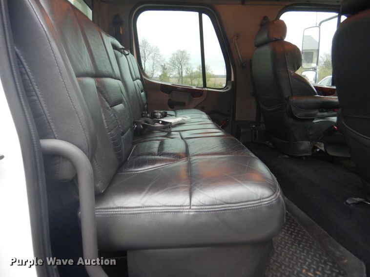 image for item GW9797 2007 Freightliner Business Class M2 106 Crew Cab flatbed truck