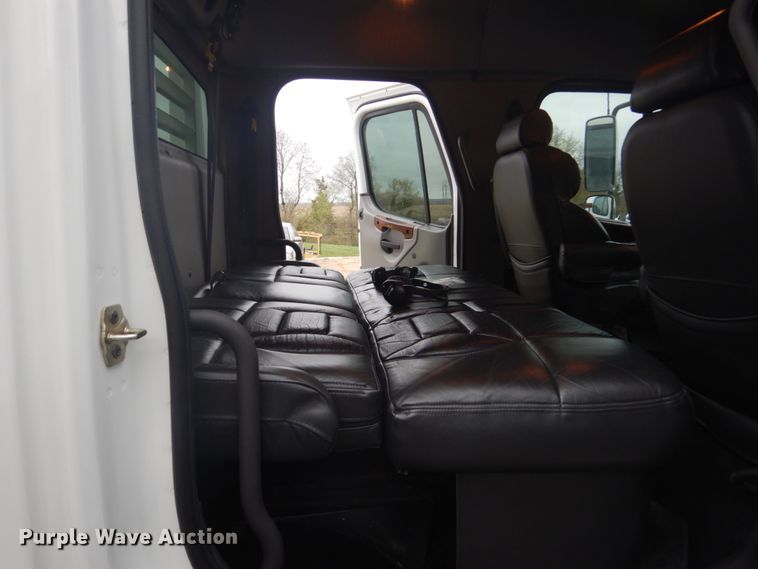 image for item GW9797 2007 Freightliner Business Class M2 106 Crew Cab flatbed truck