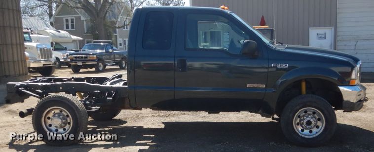 image for item GW9812 2004 Ford F350 Super Duty  SuperCab pickup truck cab and chassis