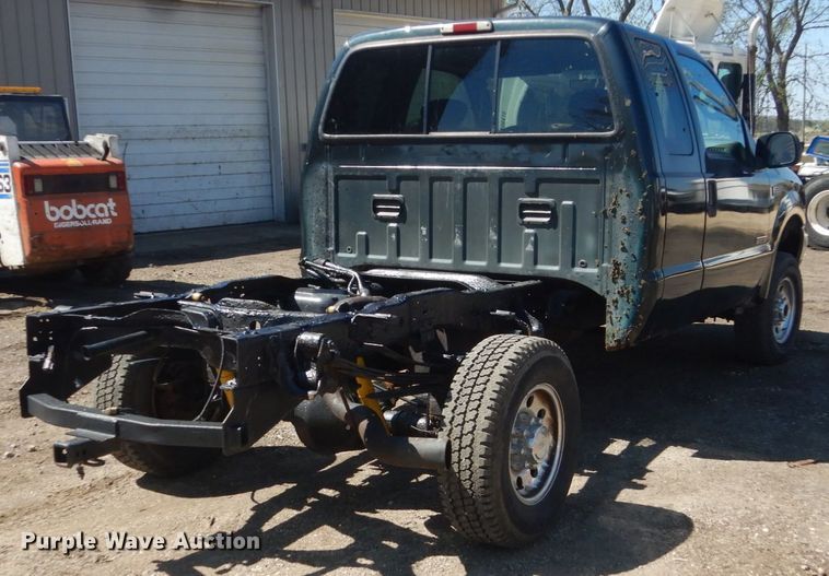 image for item GW9812 2004 Ford F350 Super Duty  SuperCab pickup truck cab and chassis