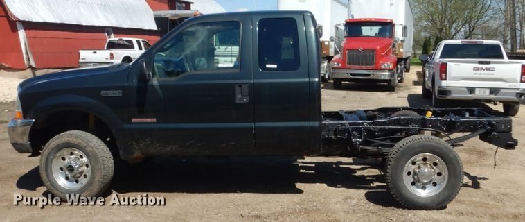 image for item GW9812 2004 Ford F350 Super Duty  SuperCab pickup truck cab and chassis
