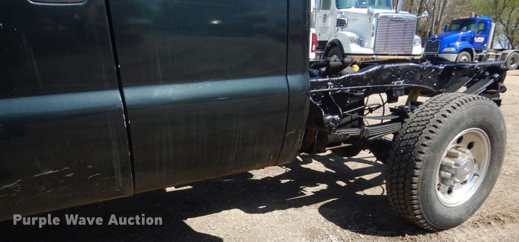 image for item GW9812 2004 Ford F350 Super Duty  SuperCab pickup truck cab and chassis